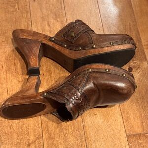 Mia leather clogs